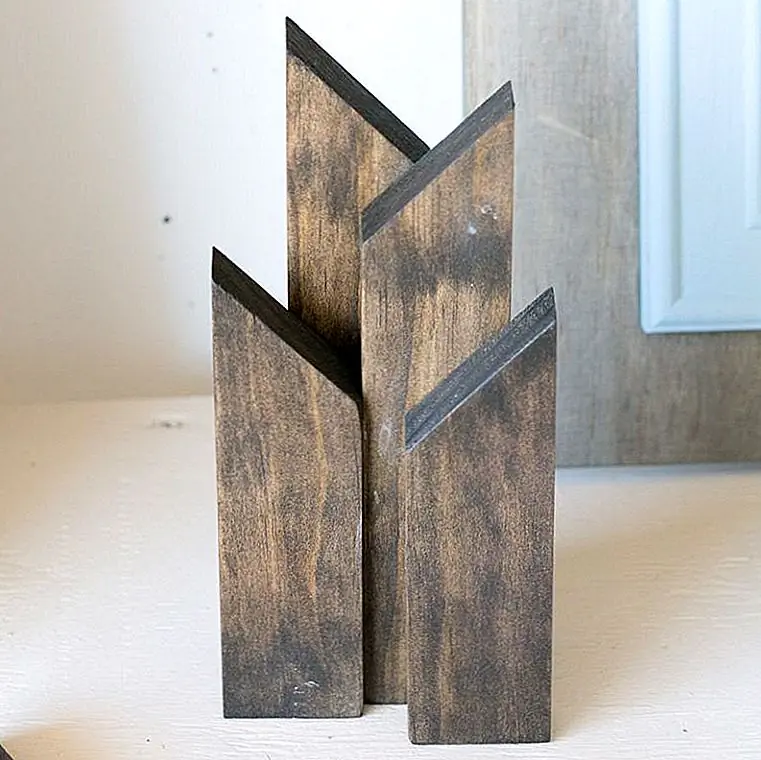 3. Как только я склеил все пять штук вместе, и клей полностью затвердел, я распылял герметик поверх кусков, чтобы запечатать пятно. Вы можете использовать полиуретан или поликрилик в любом отделе (например, блеск, полуглянцевая, яичная скорлупа, матовая), или вы можете использовать другой аэрозольный герметик. Я использовал матовый акриловый аэрозольный герметик, который у меня был под рукой. Положите как можно больше пальто, как подсказывают инструкции вашего герметика.