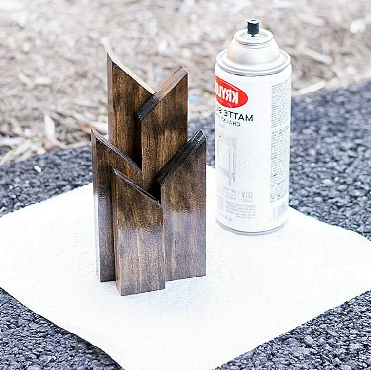 После того, как деталь полностью высохнет, отобразите его. Я думаю, что мое маленькое современное горное искусство выглядит прекрасным на моем стеллаже для растений. Как вы думаете?