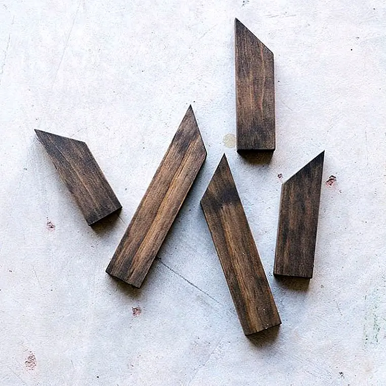 Они начались как простые части сосны, которые я отшлифовал и окрашивал, и они варьировались от трех до восьми дюймов в высоту. Я решил превратить их в самостоятельное «современное горное искусство», которое я мог бы показать. Вот как я это сделал!