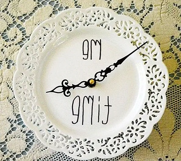 Через несколько минут салфетку можно превратить в часы. Вы должны тщательно просверлить отверстие в центре пластины. Это самая сложная часть. Остальное - кусок пирога. Просто установите механизм и не стесняйтесь персонализировать часы, как вы хотите. {Найден на maizehutton}.