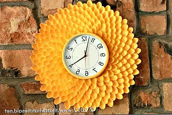 Для тех, кто любит цветы, вы можете сделать эти часы хризантемы. Интересная вещь в том, что это не лепестки цветов, а на самом деле маленькие пластиковые ложки. Это определенно очень забавный проект. {Найден на сайте}.