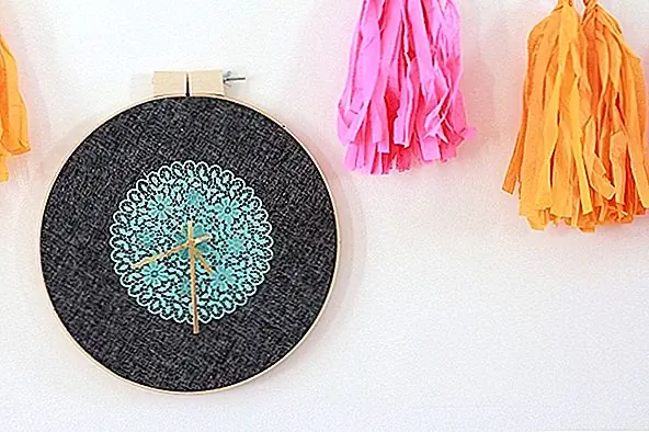 Вы также можете сделать красивые и элегантные настенные часы, используя ткань. Чтобы придать ему более изысканный вид, используйте краску и цветочный шелковистый шелк-экран. Вам также понадобится вышивальный обруч и пенный сердечник плюс небольшая лента. {Найден на сайте}.