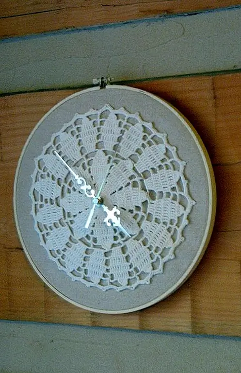 Этот проект похож на предыдущий, но здесь вы будете использовать фактическую салфетку. Вы пришиваете салфетку к куску ломаной ткани, устанавливаете механизм и сшиваете все это на обруч вышивки. {Найден на carolinacountryliving}.