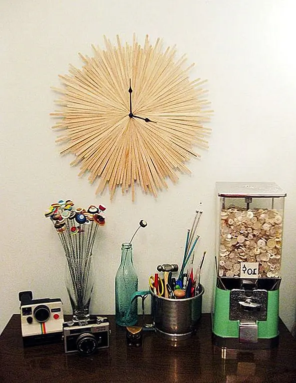 Часы Starburst являются классическими, и они дают вам большую гибкость при выборе фактического дизайна. Например, вы можете сделать один, используя большое количество мешалок из древесного кофе. Попробуйте наклеить их на рабочие часы с плоской поверхностью. {Найден на frecklednest}.