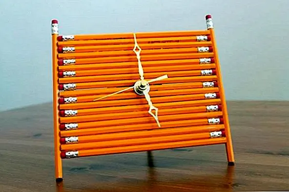 Очень интересные часы могут быть сделаны с использованием большого количества карандашей. Приклейте карандаши вместе с деревянным клеем и убедитесь, что вы оставите пространство в центре для механизма. Вы можете выбрать и размеры и форму, которые вы хотите для часов. {Found on brit}.