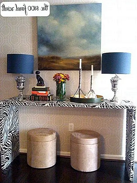 Затем собирайте кусочки лиственных пород, используя гвоздь или гвозди и молоток. Затем заверните в контактную бумагу зебры, как и обертывание подарка, обрезайте излишки ножницами и выровняйте узор. Затем прикрепите в гвоздь головами с молотком спереди, а вы сделанные! Теперь вы можете наслаждаться своим собственным DIY Zebra Console Table, который добавит вашему интерьеру экзотическое прикосновение. {found on designsponge}