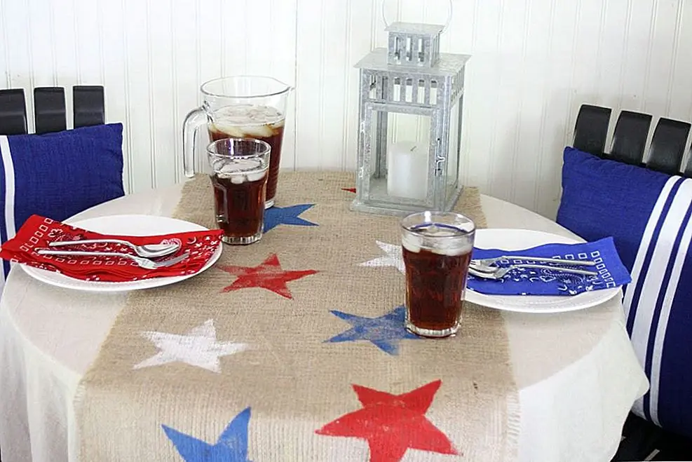 Столик-бегун - это одна из вещей, которая заставит ваш декор стола в 4-м июле выглядеть полным. Это тоже что-то очень простое, как показано на theshabbycreekcottage. Все, что вам нужно в этом случае, это кусок мешковины и красная, белая и синяя акриловая краска. Используйте акриловые краски, чтобы нарисовать звезды на мешковине после того, как вы разрезаете ткань до желаемой формы и размера.