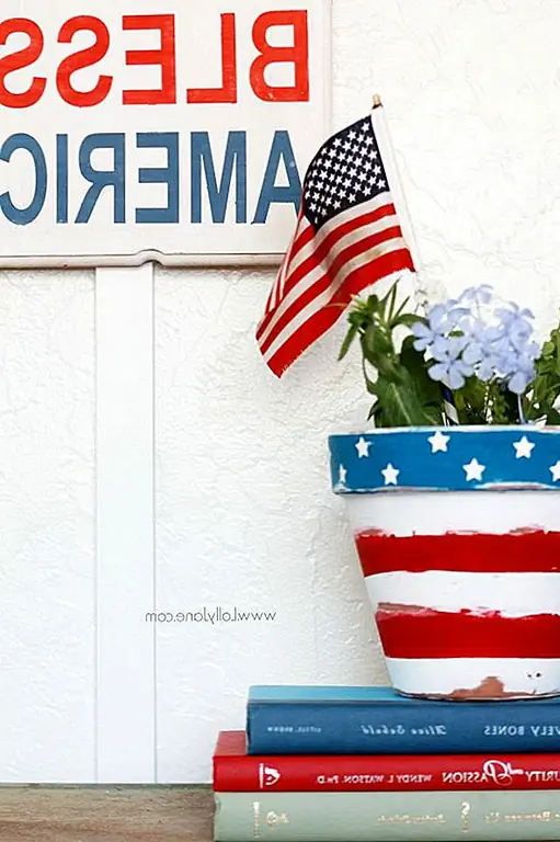 Есть много других простых вещей, которые вы можете сделать, чтобы выразить свой патриотизм с весельем и легкими ремеслами 4 июля, как этот красный, белый и синий силовой горшок, показанный на lollyjane.У него симпатичные звезды и полоски на нем, и картина далека от совершенства, но на самом деле это придает ей такой аутентичный и очаровательный вид.