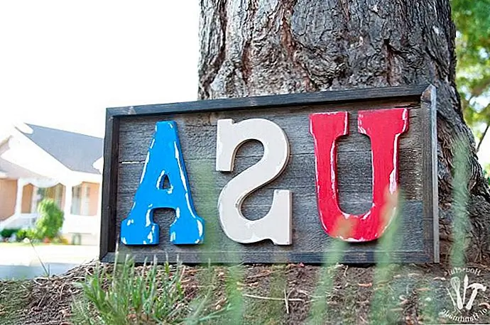 Деревянные знаки - еще одна фанковая идея. У них прекрасная ретро-атмосфера, и они могут выглядеть красиво где угодно. Это, как говорится, проверьте это дерево деревянного знака США, которое было показано на housefulofhandmade. Это очень легко собрать, и все, что вам нужно, это деревянная доска (или поднос, который может работать тоже), три деревянные буквы и красная, белая и синяя краска.