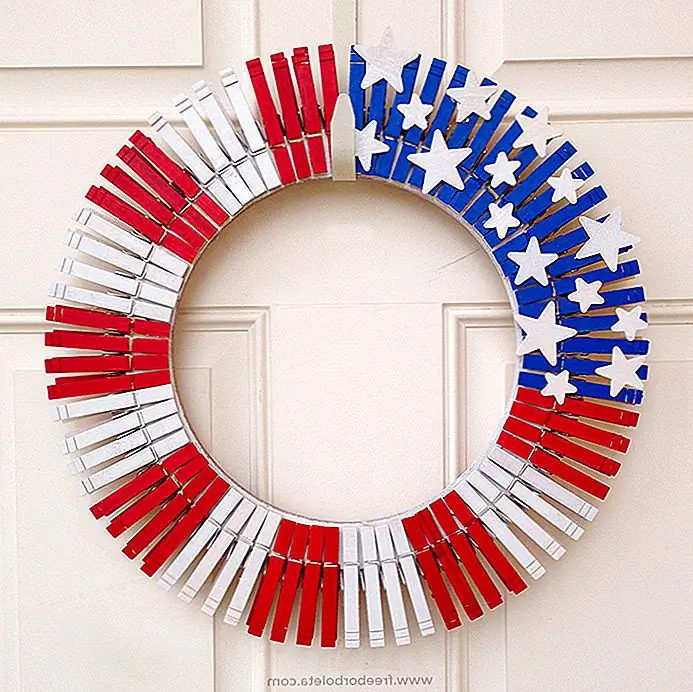 Венки, безусловно, являются одними из самых универсальных и часто используемых украшений, которые не являются темой или событием. 4 июля венок довольно легко сделать, и есть некоторые классные и напуганные идеи, которые можно использовать, например, тот, который мы нашли на 259west. Это сделано из старомодных прищепок, которые прикреплены к крепкому цветочному кольцу. Вы можете получить простые деревянные прищепки и нарисовать их самостоятельно, или вы можете получить три комплекта разного цвета прищепок, а затем просто приклеить несколько белых звезд на синих.