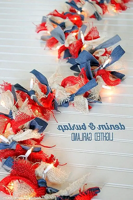 Гирлянды - классные украшения, а не только на Рождество. Вы можете сделать праздничную гирлянду практически для любого случая, включая 4 июля. В этом смысле ознакомьтесь с этим денимом и мешковиной, представленной на createcraftlove. Цвета, очевидно, предназначены для демонстрации патриотической темы проекта, но если вы решили сделать что-то подобное для другого случая, вы можете легко выбрать другую палитру, соответствующую той конкретной теме.