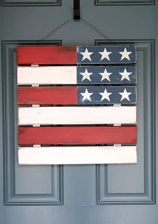 Еще 4 июля корабль, который вы можете сделать, это флаг. Конечно, было бы довольно просто купить американский флаг, но это не то, что нам нужно. Попытайтесь придумать оригинальную интерпретацию. Например, вы можете сделать флаг из дерева. Правильно, это возможно, и вы можете переупаковать поддон для этого проекта, если хотите. Затем вы можете отобразить флаг в виде венка на передней двери. Вы можете найти инструкции для этого на adiamondinthestuff.