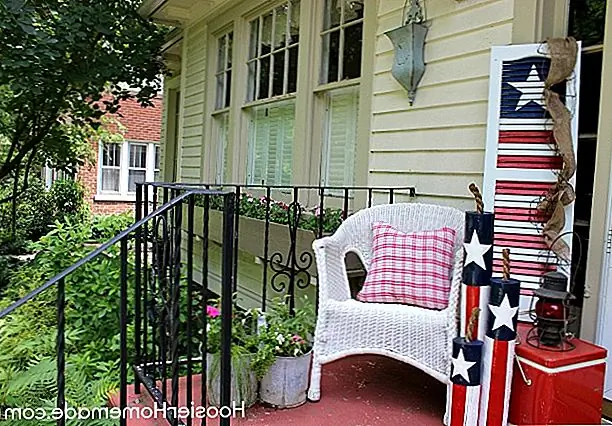 Еще одна интересная интерпретация идеи всего американского флага может быть найдена на hoosierhomemade, где предлагается украсить деревянный штор, используя красную и синюю краску и звездный tempalte. Конечно, это будет декоративный затвор, а не фактический функциональный. Вы можете отобразить его во дворе, во внутреннем дворике или в любом другом месте.