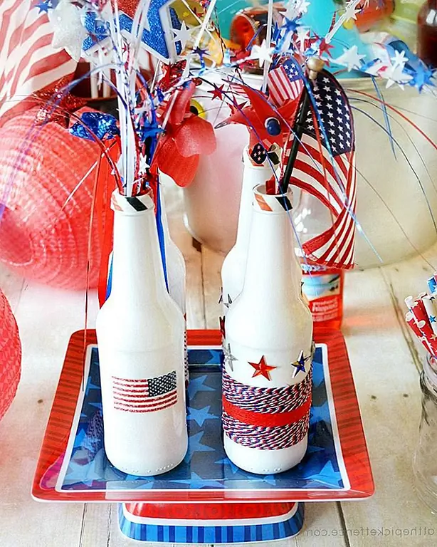 Эти патриотические центральные элементы, представленные на atthepicketfence, очень легко сделать, и это также похоже на забавный проект, поэтому давайте посмотрим подробности. Прежде всего, это отличный способ перепрофилировать несколько стеклянных бутылок. Вы можете иметь в виду это как общую идею, не обязательно связанную с 4 июля. Здесь есть всевозможные тематические мелочи, которые делают это очень патриотическим ремеслом, как маленькие звериные орнаменты и флаги.