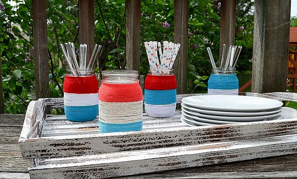 Если вы скорее предпочтете перепрофилировать некоторые масонские банки вместо стеклянных бутылок, продолжайте и делайте это. Вы можете дать банкам праздничный макияж, если вы обернете вокруг них красную, бело-голубую пряжу, как показано на albiongould. Затем вы можете использовать банки в качестве контейнеров для хранения всей посуды и других ремесел и расходных материалов 4 июля.