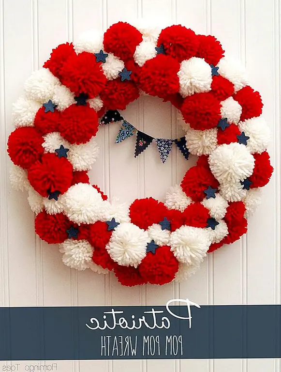 Этот pom-pom венок из фламинго - это очень классный проект, особенно потому, что он имеет пенопластовое ядро, в которое закреплены все украшения, что означает, что вы можете взять столько, сколько хотите, и заменить их чем-то другим, чтобы венок соответствовал совершенно другим тема. Это отличный способ превратить венок как изменчивый и как можно многоразовый.