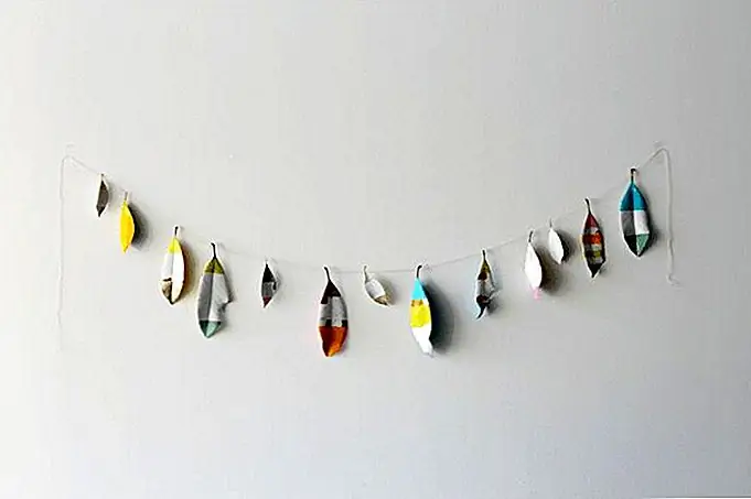 Живопись листьев на самом деле может быть очень весело. Вы можете собрать целую кучу листьев, которые вы найдете интересными, а затем нарисовать их разными цветами. Вы даже можете использовать ленту для создания узоров и привлекательных дизайнов. После этого используйте шпагат, чтобы интегрировать их все в красивый баннер, который вы можете отобразить на стене или каминной полке. {Найден на imdrewscott}.