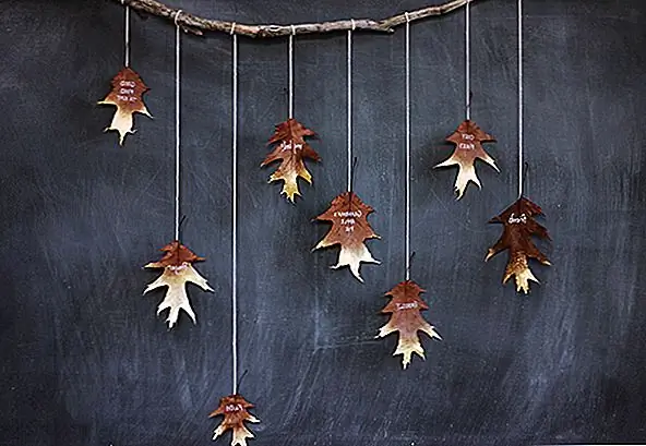 Точно так же вы можете нарисовать кучу листьев, а затем прикрепить их ниткой или шпагатом к упавшей ветке. Вы получите осеннюю гирлянду, которую вы можете показать в своем доме. Будьте изобретательны с листьями и не стесняйтесь импровизировать. В проекте, представленном на Theweetestoccasion, используется золотая спрей, но, очевидно, это не единственный вариант.
