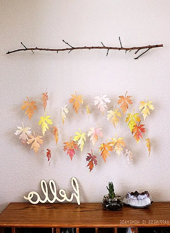 Такие проекты, как тот, который мы нашли в Happinessishomemade, были бы замечательными для детей. Пусть сами собирают листья и позволяют им рисовать их. Если вы не хотите использовать настоящие листья, вы можете делать бумажные, хотя разрезать их на все мелкие детали было бы намного более трудоемким.