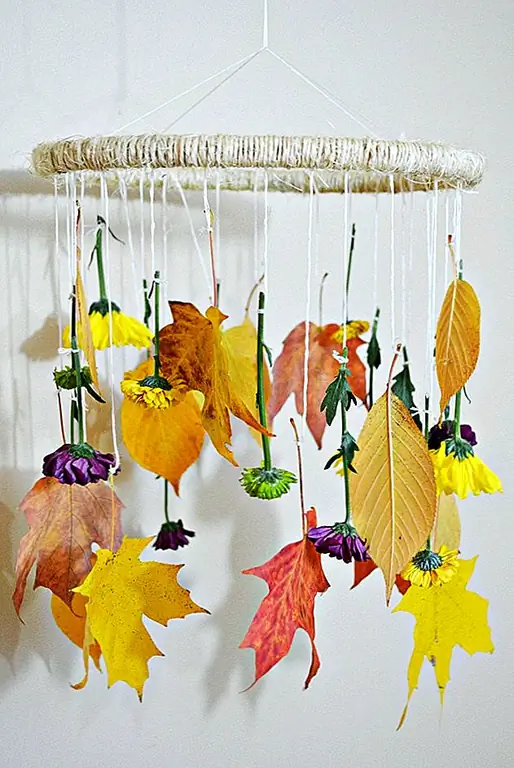 Еще одна прекрасная идея - сделать мобильный, используя осенние листья и цветы. Конечно, это будет временный. Начните с выбора листьев, которые имеют интересные формы и цвета. Кроме того, получите несколько ярких цветов. Повесьте их шпагатом из вышивального обруча, который вы предварительно обернули в шпагат, ленту или веревку. {найдено на ajoyfulriot}