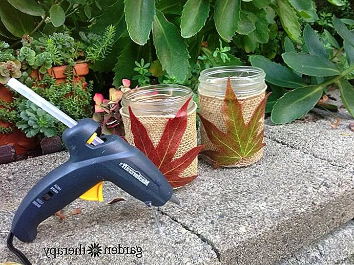 Различный, но столь же интересный способ использования осенних листьев можно найти в садоводстве. Здесь вы можете узнать, как украсить банки-масоны, используя листья, мешковину и шпагат, чтобы сделать некоторые действительно красивые молитвы за чайные свечи. {найден на гардентерапии}.