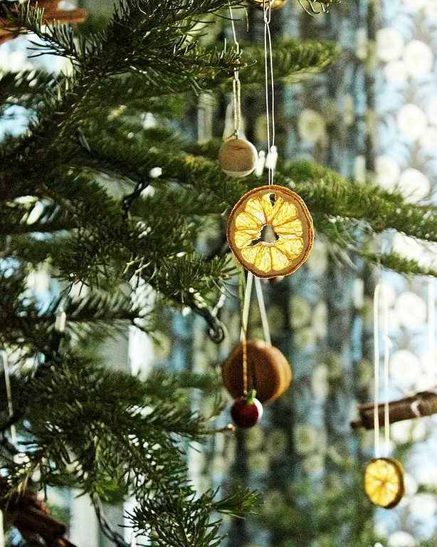 Конечно, вы всегда можете дополнить декор кусками попкорна, клюквы, нанизанные на проволоку для красных венков и т. Д. Но иногда меньше и больше, и натуральная елка действительно охватывает каждый орнамент.