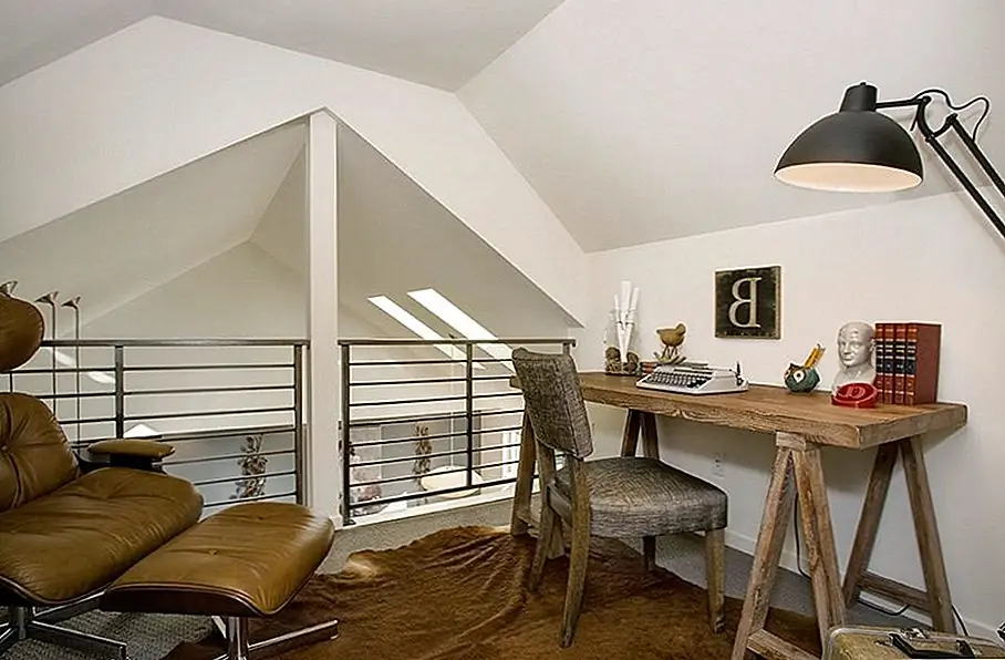 Современный дизайн интерьера не обязательно должен включать только минималистские штуки. Иногда немного разнообразия приветствуется. В результате простой деревянный стол для пильного станка может сделать современный мансардный офис более комфортным и приветливым. Это добавило бы тепла и очарования в пространство.