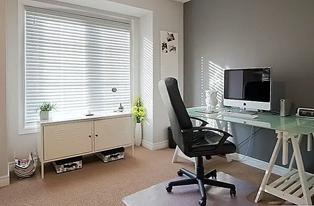 Простой стол можно сделать с помощью двух эстакад и верха. Стеклянная крышка определенно выглядела бы шикарно. Вместо прозрачного, возможно, другой вариант был бы лучше для более сплоченного взгляда. Белое основание - приятная функция, создающая легкий дизайн на всем протяжении.