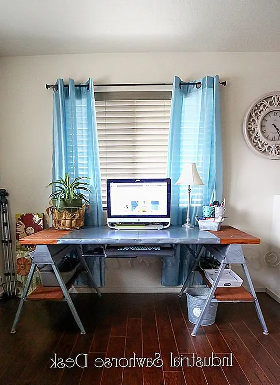 Дайте вашему пильному столбу промышленный спин, как описано на Kleinworthco. Все начинается с некоторых деревянных досок, которые вы собрали вместе, чтобы сформировать верх. Для базы вам понадобятся металлические костыли. Разложите доски на них и отметьте их центры. Просверлите отверстия и закрепите стол длинными болтами. Затем вы можете покрыть верхнюю часть листовым металлом.