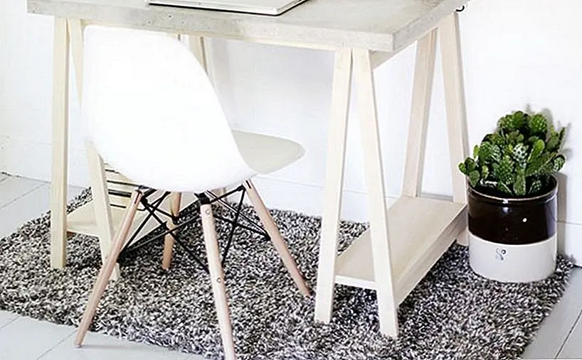 Металл и дерево - это хорошее сочетание материалов, если вы хотите создать деревенский или промышленный стол. Однако есть и другие интересные комбинации. Например, мы нашли этот стильный бетон и деревянный стол на blog.homedepot. Вам нужно будет создать пресс-форму для бетонной верхушки.