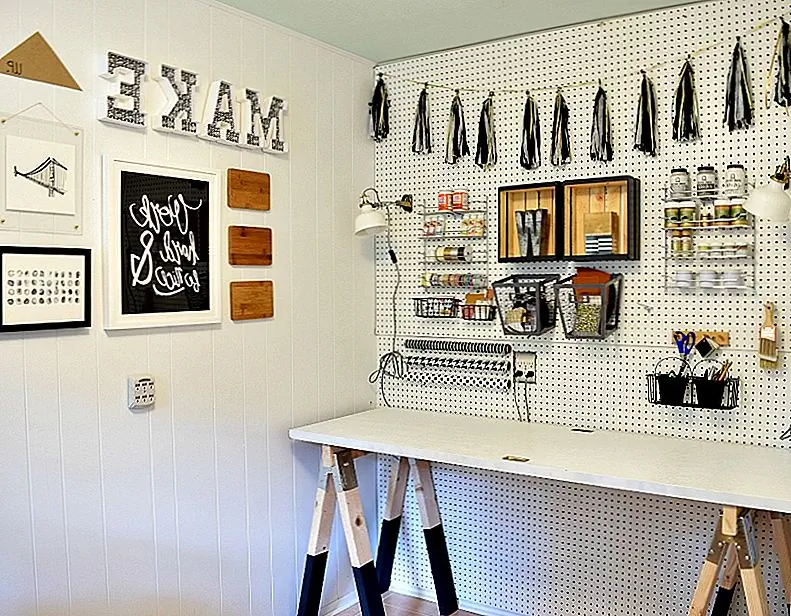 Стол может быть настроен по-разному, и стратегии отличаются в зависимости от дизайна. Например, в случае стола с пилой, вы можете иметь ноги, смоченные краской, чтобы создать сильный контраст и подчеркнуть и спроектировать и сформировать. Черно-белое комбо, отображаемое на Houseologie, действительно шикарно, особенно когда оно дополнено легкими элементами из натурального дерева.