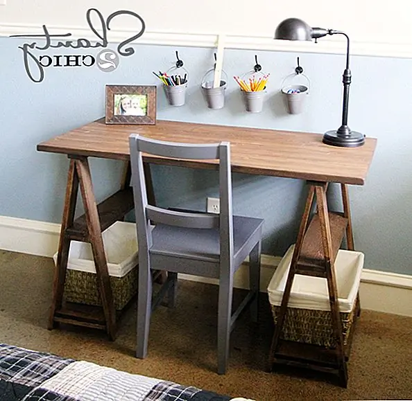 Стиль пилильщика часто используется для столов и столов, которые являются длинными и узкими. Тем не менее, небольшой стол может выглядеть очаровательно с пилой. Хорошим примером является дизайн, представленный на shanty-2-chic. Это стол, который был построен с нуля, а поддерживающие его питомники предлагают отличное решение для хранения.