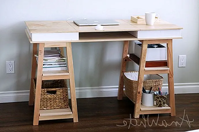 Хранение также можно добавить в виде ниши или ящика под вершиной. Кроме того, два питомника, поддерживающие стол на Ana-white, также предлагают две полки, каждая из которых идеально подходит для хранения и организации документов и других материалов, необходимых в домашнем офисе. Кроме того, верх показывает три отдельных отсека для хранения, один из которых открыт.