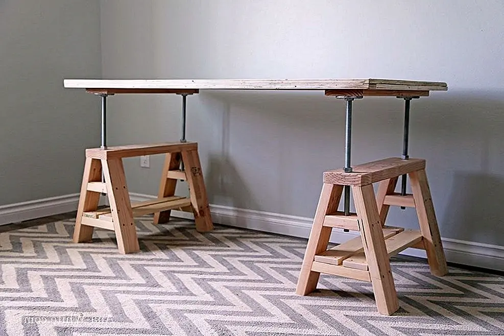Отличная идея при создании собственного стола - дать ему регулируемый по высоте дизайн. Это должно быть легко, если вы выберете индустриальный вид. Один вариант предоставляется на ана-белом. Это стол для пильного станка, который можно отрегулировать на желаемую высоту и может занять до кофейного столика. Ознакомьтесь с предлагаемыми здесь планами и начните создавать свою собственную версию стола.