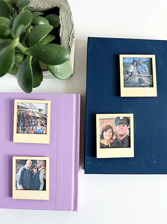 Не поклонник того, чтобы фотографии отображались на стенах вашего дома? Возможно, что-то более случайное интересовало бы вас. Например, вы могли бы отображать изображения на вашем холодильнике. Для этого вам сначала нужно создать магнитные рамки. Вам понадобятся деревянные рамы Polaroid, клей, белый картон, магниты, напечатанные фотографии Instagram и ножницы. Вы можете увидеть окончательный результат при поиске счастья.