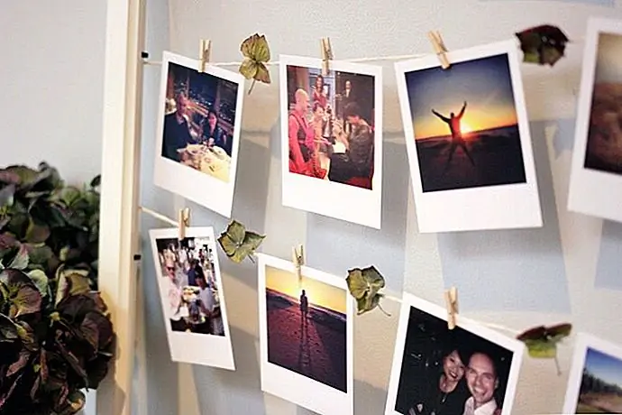 Большая фоторамка может использоваться как для большой фотографии, так и для небольшого размера. Если вы выберете второй вариант, вы можете получать массу удовольствия от изображений Polaroid. Для этого вы можете использовать шпагат, ленту, штапель и мини-штыри для одежды. Лента для шпагата на задней стороне рамки. Затем обязательно закрепите шпагат скобами. Последний шаг - клип фотографии на шпагат. Затем вы можете отображать рамку в любом месте. {найдено на lingyeungb}.