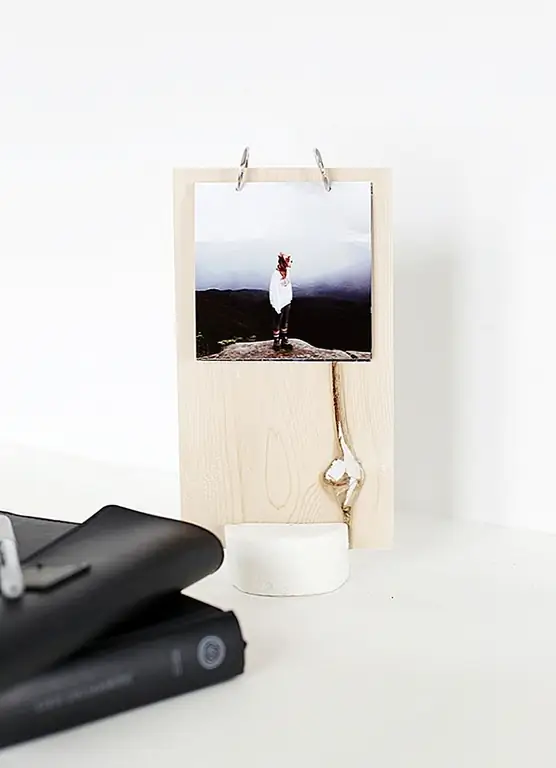 Очевидно, что отображать кучу фотографий в сетке, чтобы сделать галерею стен, не является вашим единственным вариантом.Вы также можете выбрать более компактный вариант, например, тот, который предлагается на них. Вам понадобится воздушная сухая глина, нож, некоторые 4 "x4" отпечатки, кусок фанеры (5 "x 9"), дрель, дырокол, книжные кольца и клей. Вырежьте 3-дюймовый широкий круг из сухой сушки глины, а затем вырежьте прорезь в нем, достаточно большую для того, чтобы фанерный кусок смонтирован. Дайте ему высохнуть и тем временем сверлите два отверстия в фанере и прикрепите фотографии книжными кольцами. Приклеить фанеру к основанию глины.