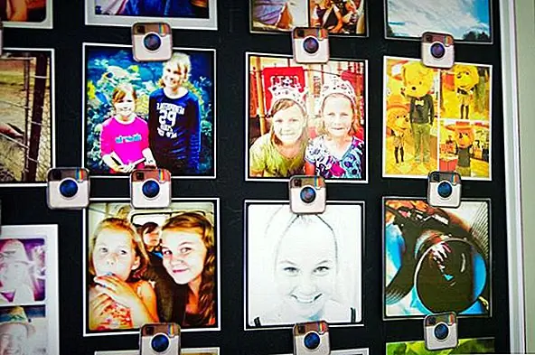 Например, вы можете использовать магнитную доску и кучу небольших магнитов. На самом деле это довольно просто. Возьмите магнитную доску и установите ее на одну из своих стен и любую другую поверхность, которую вы хотите украсить. Затем возьмите кучу фотографий и прикрепите их к доске с помощью магнитов. Они должны быть небольшими, но достаточно прочными, чтобы держать фотографии. Чтобы сделать вещи еще лучше, вы можете создать доску. {найден на myhomesweethomeonline}.