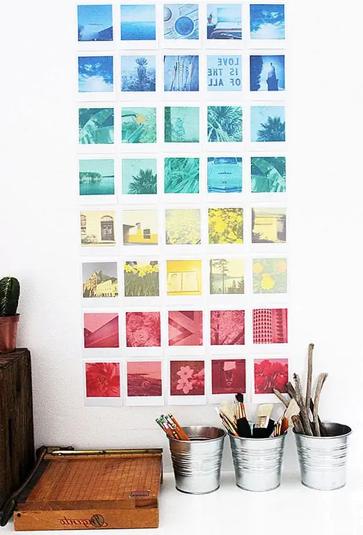 Если вы хотите, чтобы ваш instagallery был прохладным эффектом, ознакомьтесь с идеей, предложенной на poppytalk. Здесь есть восемь строк фотографий Polaroid, и они имеют цветную тематику. Синим, зеленым, желтым и красным были цвета, используемые здесь, но вы можете выбрать другие, если хотите. Вы можете редактировать изображения, чтобы дать им желаемые цветовые эффекты, или вы можете фактически выбрать изображения, которые имеют нужные цвета. После того, как вы решите, какие из них вы хотите использовать, вырежьте их по размеру и привяжите их к стене.