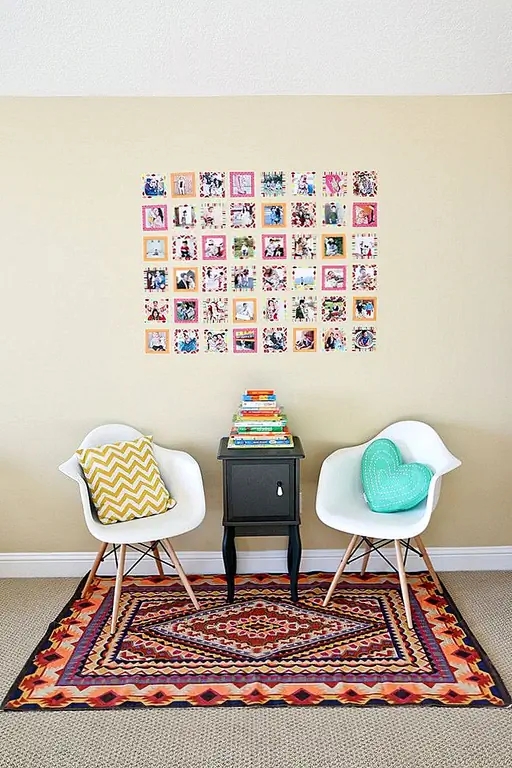 И если вы ищете симпатичный и интересный способ отображения выбранных фотографий на стене, рассмотрите ленту washi. Идея исходит от sandyalamode. В основном вы можете просто просмотреть свою коллекцию фотографий и выбрать те, которые хотите использовать. Если они уже распечатаны, вы можете просто разрезать их, чтобы сделать их квадратными. Затем создайте их с помощью ленты washi и получите удовольствие от создания вашей галереи.