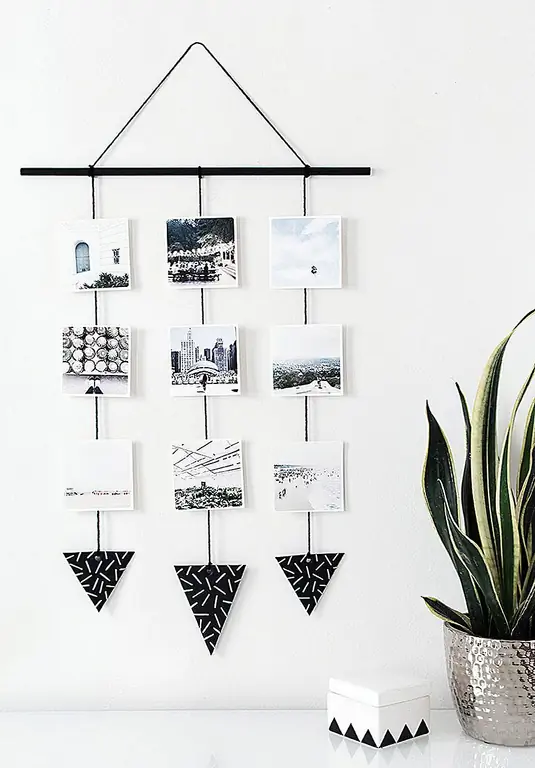 Другая возможность - сделать вешалку для ваших фотографий Instagram. Вам понадобится деревянный дюбель, акриловая краска, пенная щетка, пряжа, клей, картон, глина, ручка для рисования, пергаментная бумага и лента для бумаги. Проект описан на homeyohmy. Сначала вам нужно нарисовать дюбель, а затем завязать пряжу до конца, чтобы вы могли повесить ее. Свяжите еще три куска пряжи с дюбелем, равномерно распределенные. Вы будете записывать на них фотографии. На торцах ручные медальоны из глины.