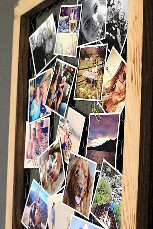 Очень простая альтернатива состоит в том, чтобы иметь кучу фотографий, организованных в коллаже, и отображаться внутри рамки с защитой от цыпленка. Вы можете создать фрейм с нуля или использовать существующий. Закрепите провод штапельным пистолетом или маленькими гвоздями. Затем вы можете сделать коллаж и отображать свои снимки с помощью обычных скрепки. Ознакомьтесь с modishhandmain для получения более подробной информации об этом проекте.