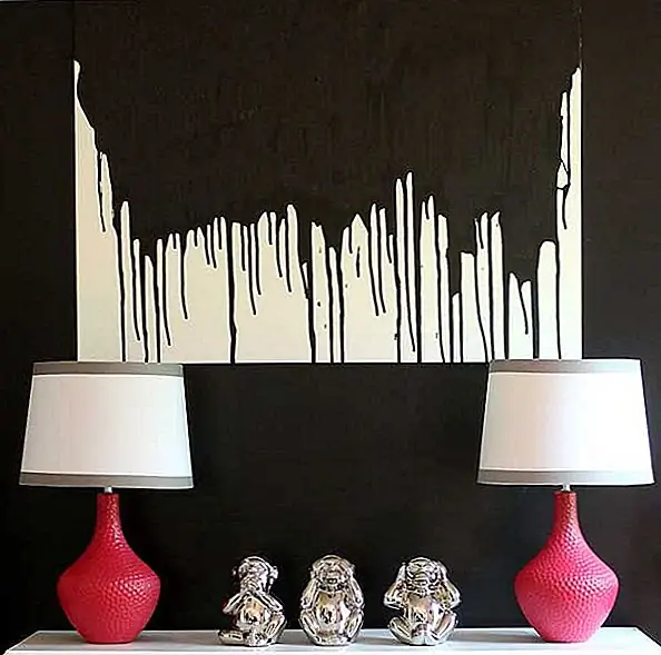 Если вы хотите поэкспериментировать с искусством настенной краски, вы должны использовать любую оставшуюся краску, которую вы могли бы иметь, когда вы ремонтировали пространство. Если вы используете краску, которая соответствует стене, на которой вы планируете отображать свое творение, вы сможете создать интересный визуальный эффект, особенно если это сильный или темный цвет, такой как черный, используемый на shabbycreekcottage. Поэтому возьмите свой холст и налейте на него краску. Положите на пол какой-то картон, чтобы вы не путались. Затем вы можете использовать кисть, чтобы заполнить ее пустыми областями и сделать ее похожей на большую капельницу.