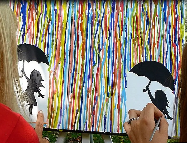Очень творческая идея, которую вы можете использовать, предлагается на easymeworld. Капающая краска выглядит как дождь, и вы можете начать с нее и создать что-то действительно милое. Возьмите лист бумаги и нарисуйте силуэт. Это может быть маленькая девочка, которая держит зонтик или что-то еще на самом деле, пока есть там зонтик. Затем нарисуйте это на своем холсте, ленте и частях, которые вы не хотите рисовать. Затем, пусть краска капает. Когда краска высохнет, удалите ленту и добавьте последние штрихи.
