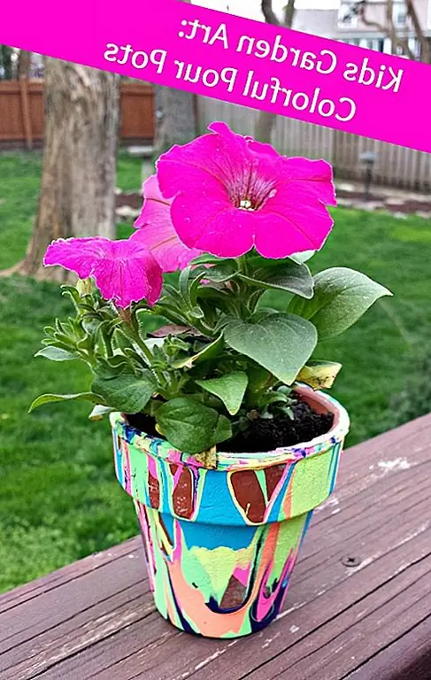 Вы также можете получать удовольствие от капания краски другими способами, которые не обязательно включают холст. Например, вы можете украсить свои горшки растений таким образом. Возьмите банк и положите его вверх дном на журнал или кусок картона. Начните заливку краски и дайте ей капать по бокам. Начните с цвета, а затем добавьте еще один и другой. Вы можете узнать больше о проекте на kcedventures}