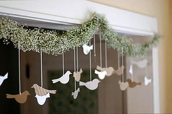 Это гирлянда, которая выглядела бы особенно красивой над окном. Для этого вам нужна ткань с покрытием, стебли, декоративная бумага, шнур, карточный инвентарь, цветочные ножницы и принтер. Птичий шаблон вы можете либо нарисовать себе, либо найти в Интернете. {Найден на один раз}.