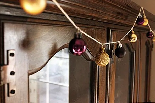 Все, что вам нужно для этой простой гирлянды - это несколько шпагатов и мини-лампочек. Вы в основном забрасываете луковицы и чередуете цвета так, как хотите. Это не занимает много времени, и вы можете использовать украшения, которые у вас уже есть в доме. {Найдено на theflairexchange}.