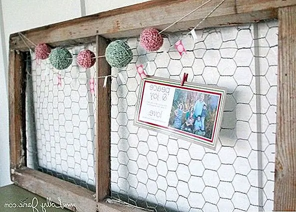 Принадлежности, необходимые для этого проекта, - это шпагат праздничного пекаря, шарики из пенополистирола и лента для васи. Сложите ленту washi поверх шпагата и вырежьте, чтобы сформировать мини-овсянку. Оберните шпагат вокруг пенополистирола, пока пенополистирол полностью не скроется. Измените шарики в цвете и размере и сделайте гирлянду. {Найден на lollyjane}.