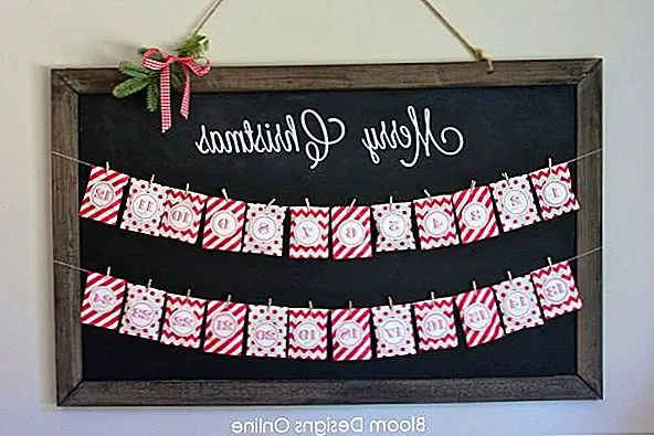 Вот как вы можете создавать календари пришествия. Вам нужно 25 сумок и этикеток. Прикрепите этикетки к мешкам, заполните мешки с помощью лакомств и добавьте ленту. Вот и все. {Найдено на bloomdesignsonline}.