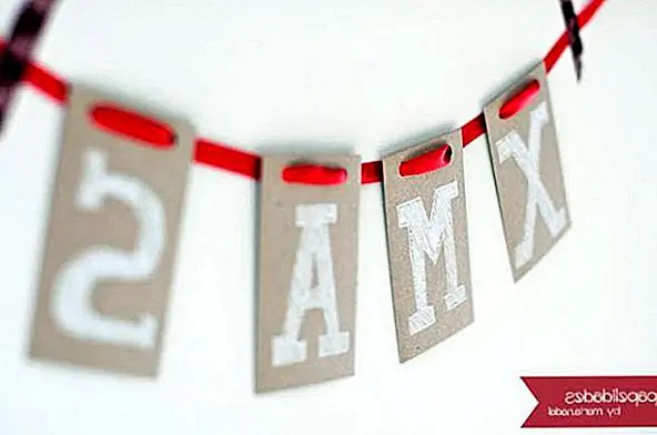 Эта гирлянда X-mas праздничная, и ее легко сделать. Вам нужна красная атласная лента, карточный инвентарь, дырокол и белая ручка. Нарисуйте буквы, сделайте два маленьких отверстия на каждой карте, а затем вставьте ленту. {Найдено на папидалидах}.